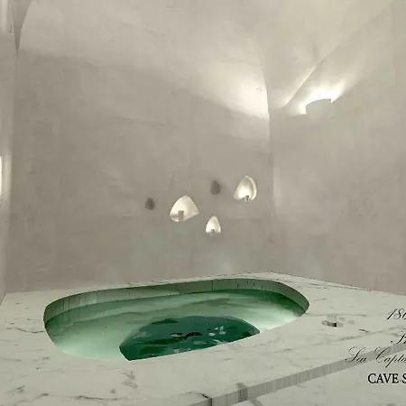 1864 The Sea Captain's House * Oia (Santorini)