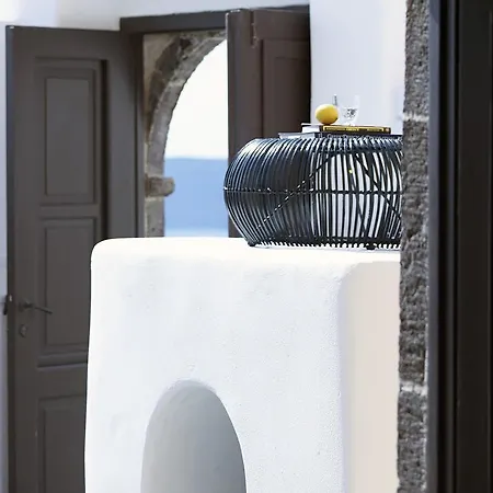 1864 The Sea Captain's House * Oia (Santorini)