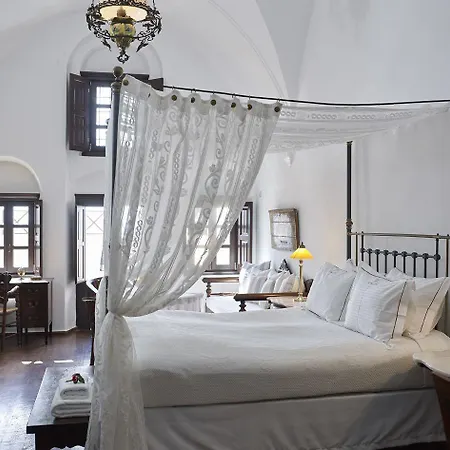 1864 The Sea Captain's House * Oia (Santorini)
